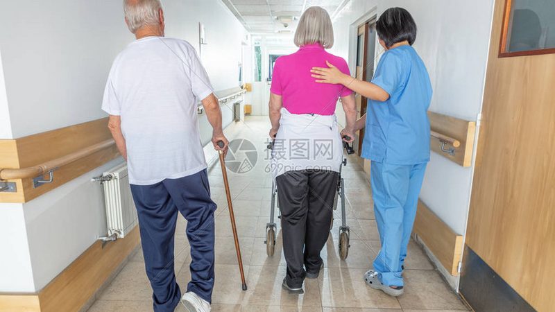 养老院护理员：他们如何守护失能老人的每一天**