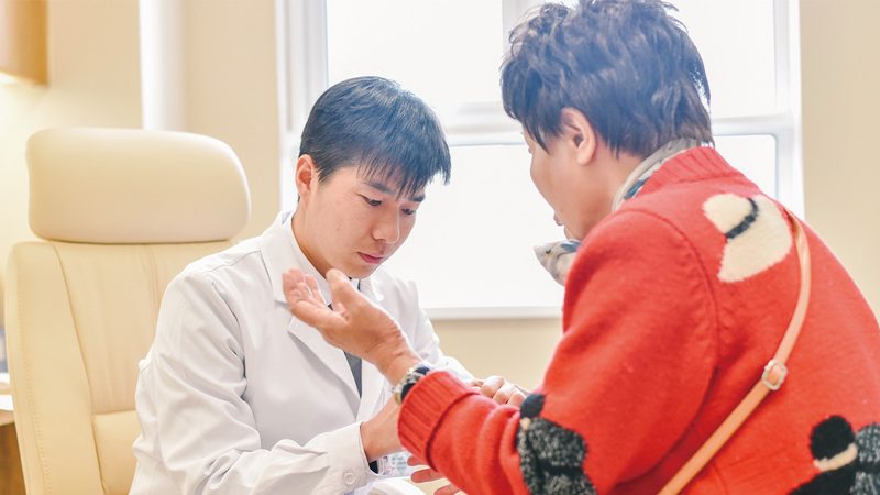 陪护床尺寸如何选？揭秘失能老人护理的关键因素**