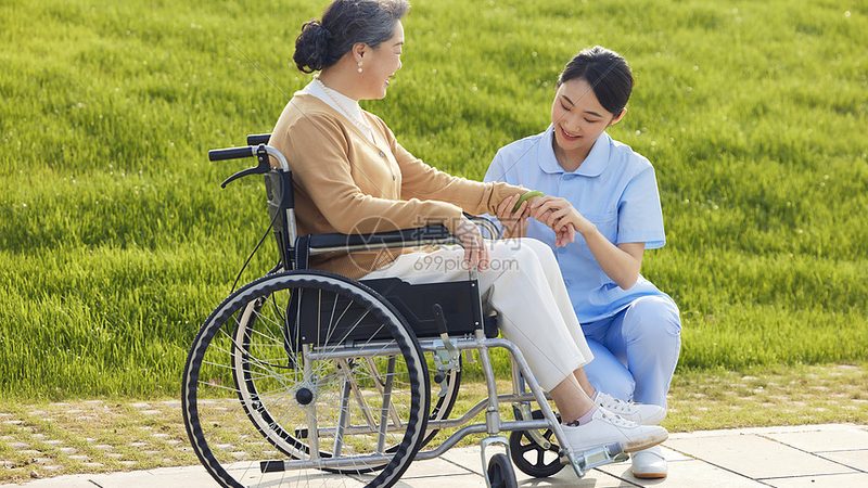 失能老人护理费用：揭秘影响费用的关键因素**