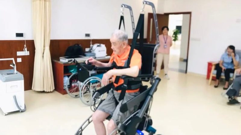 在众多护理垫品牌中，以下品牌凭借其产品质量和口碑，在市场上具有较高的知名度：